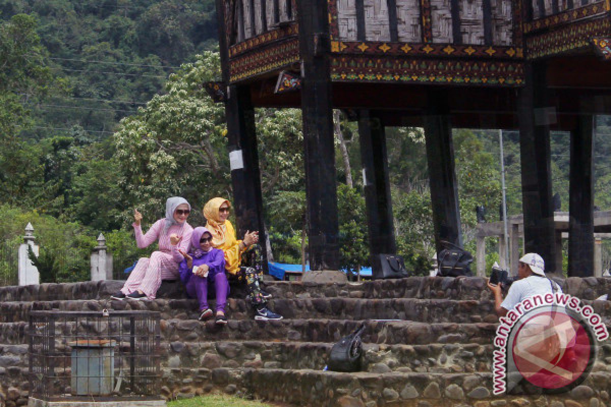 Tourist Visits Peak To Istano Pagaruyuang is Predicted To Occur Today