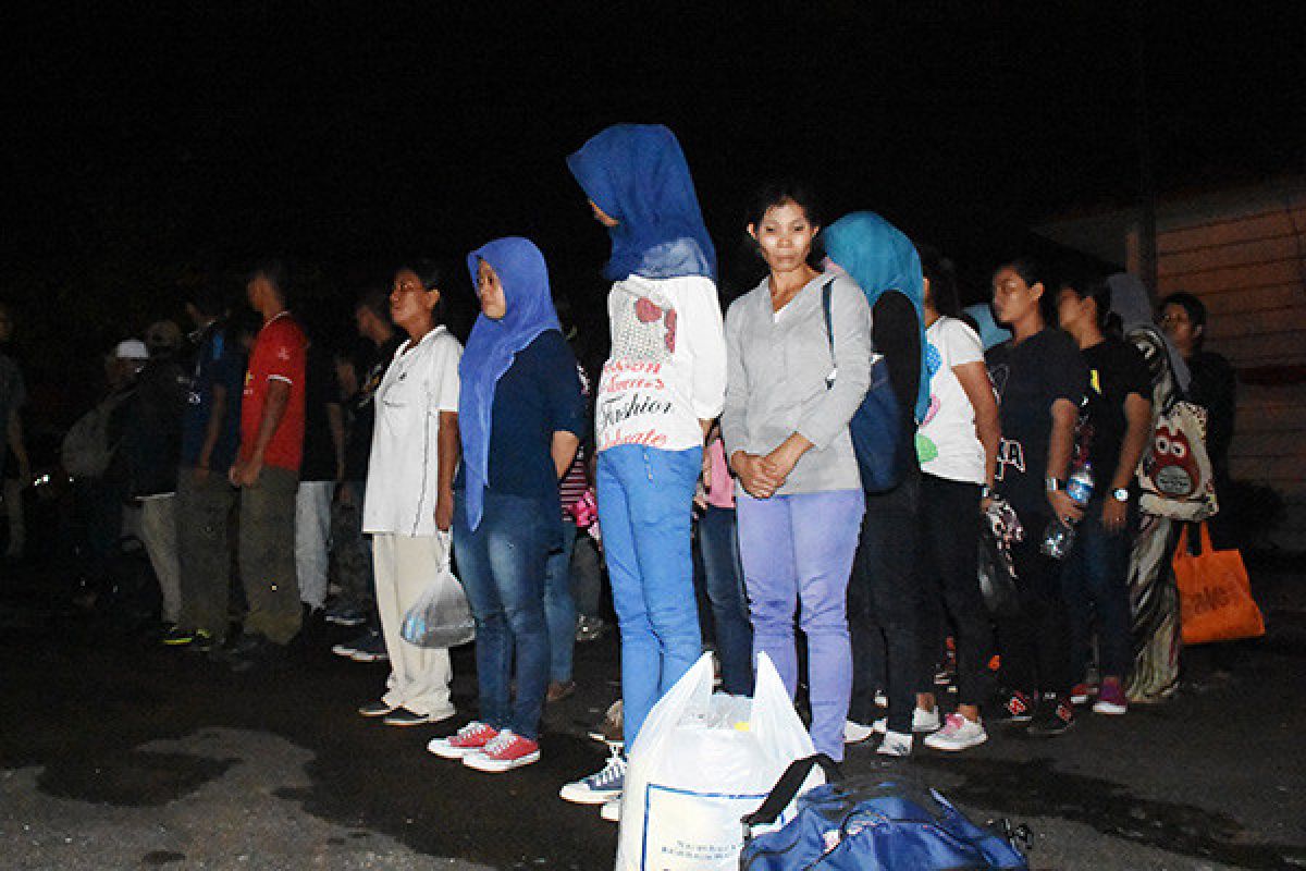 Disnakertrans Sambas berangkatkan 112 TKI ke Sarawak 