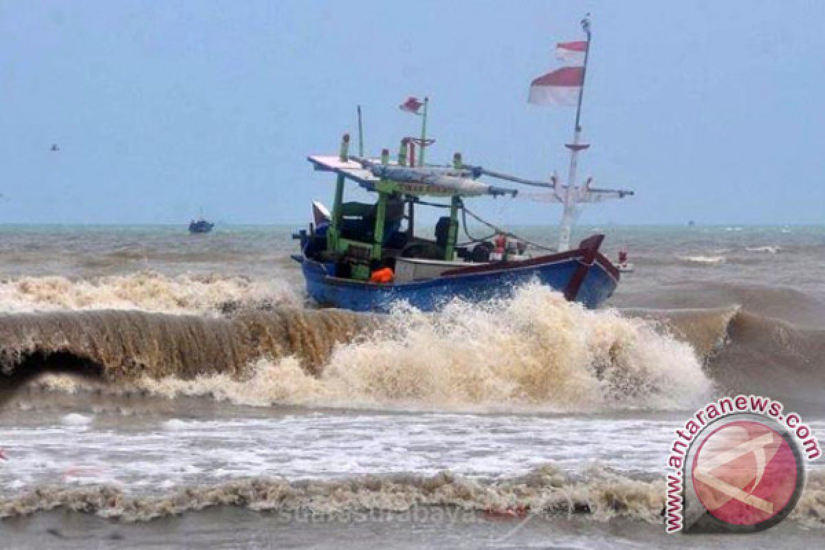 Puluhan Kapal Cakalang Parkir Akibat Cuaca Buruk 