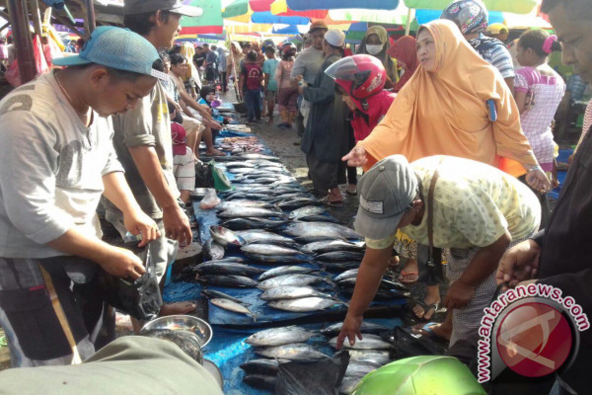 Menurun Pasokan Ikan Laut Di Pasar Tradisional Antara News Sulawesi