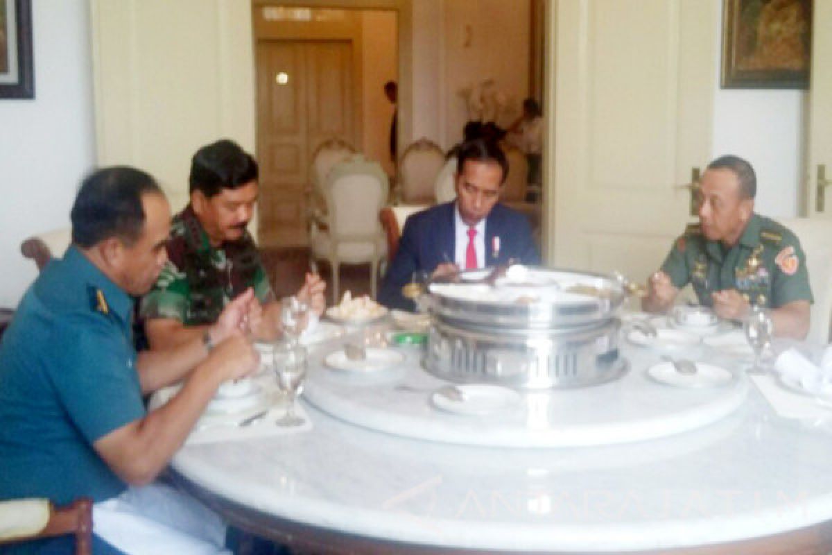 Presiden Jokowi Makan Bersama Petinggi TNI