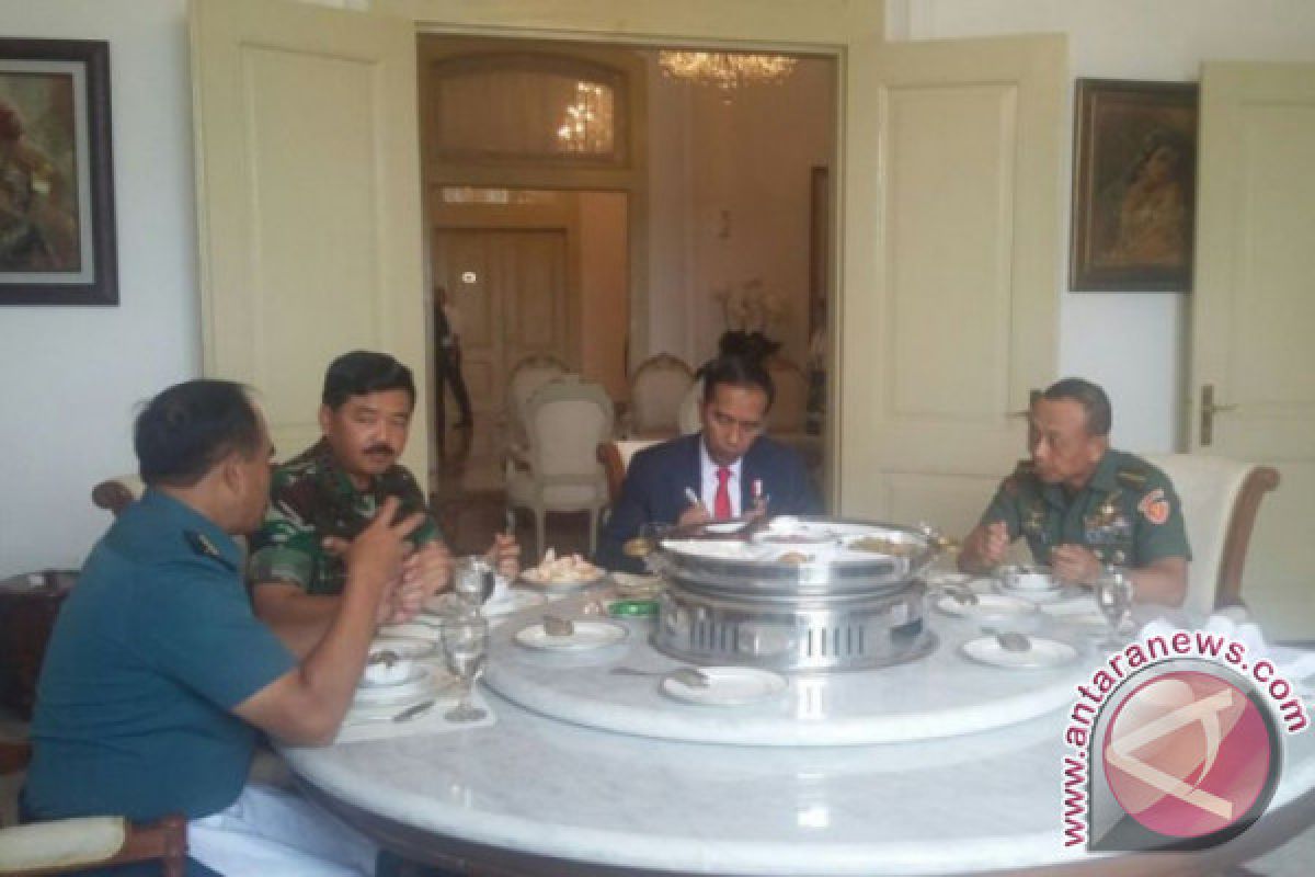 Presiden Jokowi Makan Siang Bersama Panglima dan Kepala Staf TNI