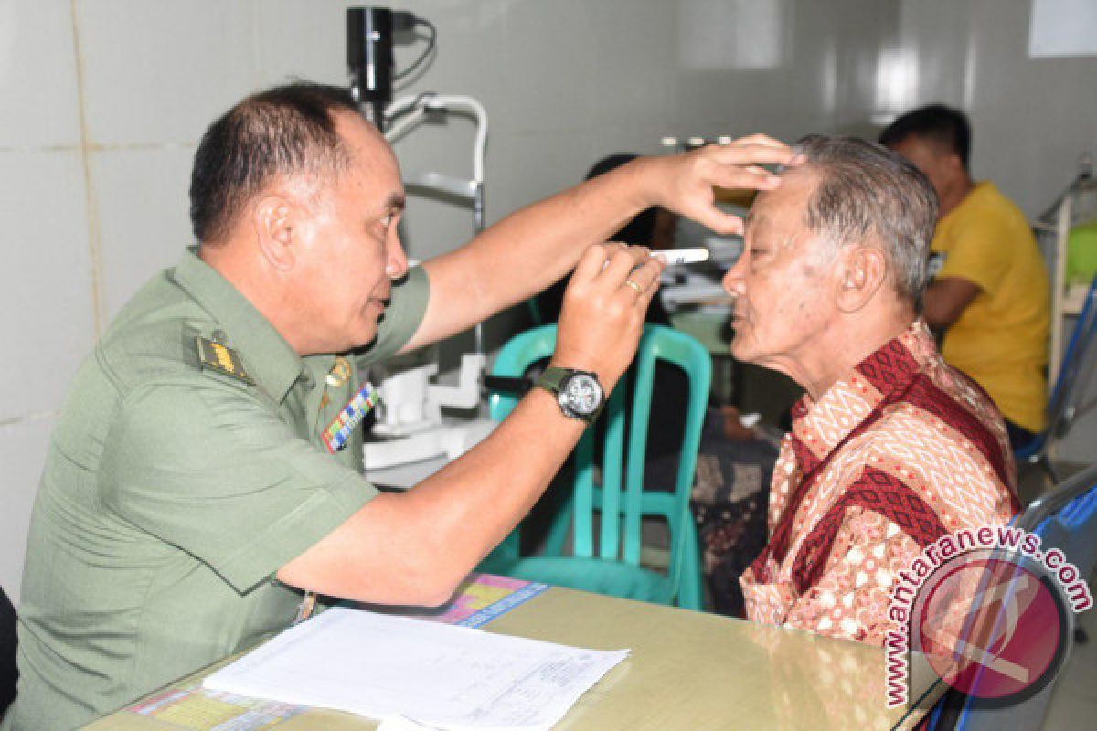 Kodam Merdeka gelar bakti sosial pperasi katarak 