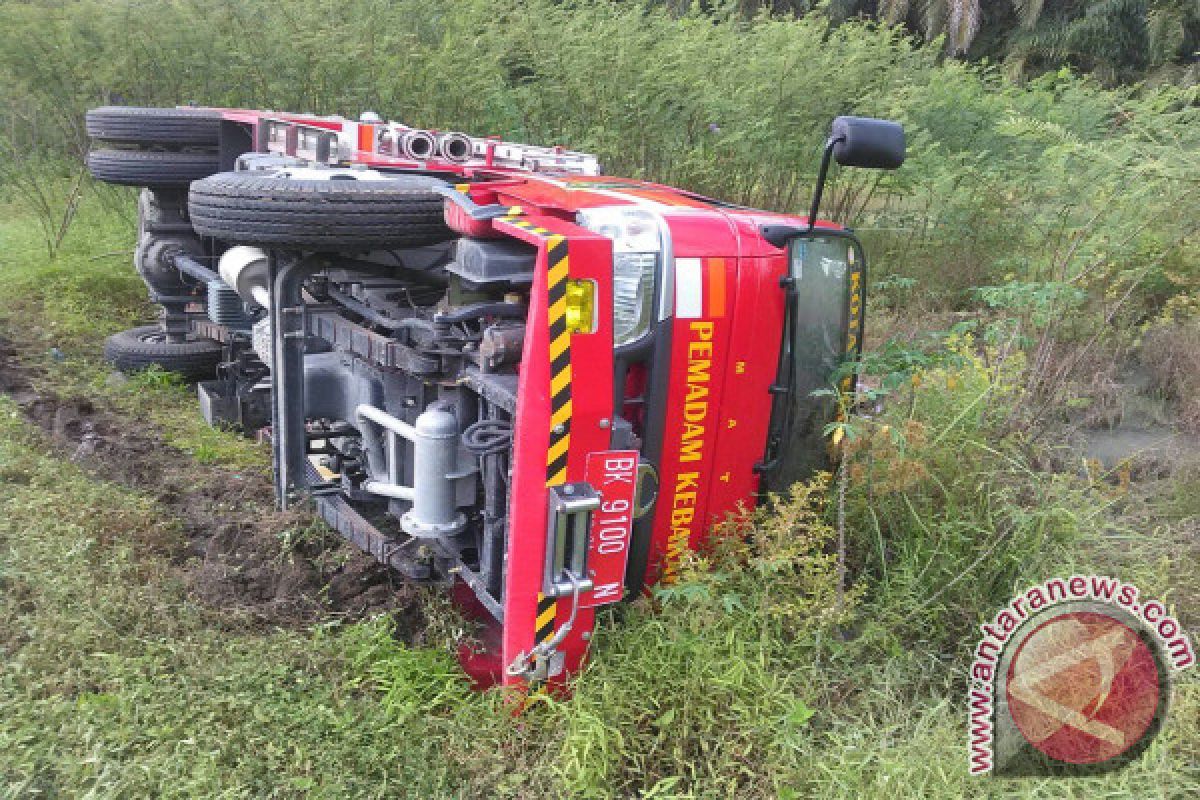 Gudang Sabut Terbakar,Satu Mobil Damkar Terbalik. 