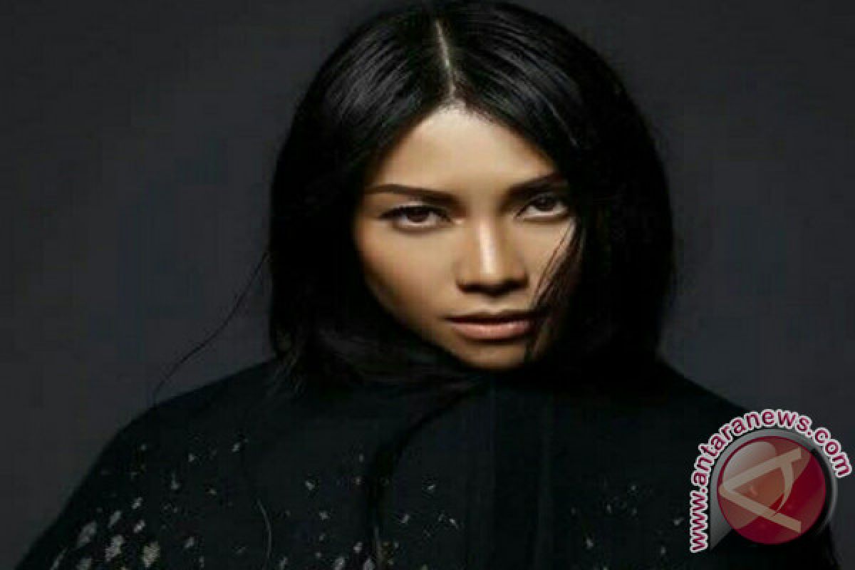 Penyanyi Anggun cetak sejarah, lagunya bertengger di Billboard belasan pekan