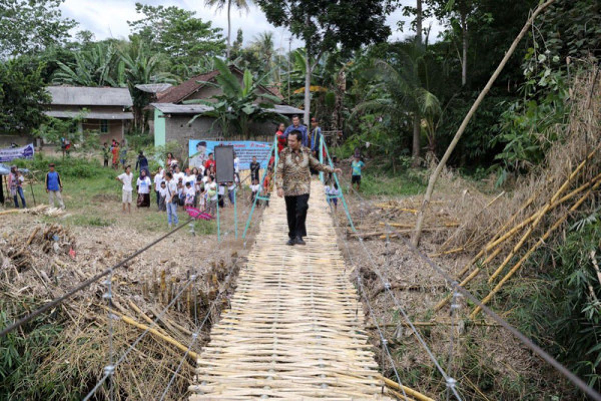 Gubernur Ridho Ficardo Meresmikan Jembatan Gantung Ke-6 di Gedong Tataan