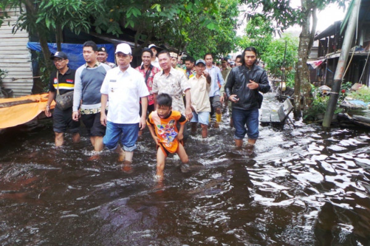 Bupati Ini Turun ke Lokasi Banjir Temui Warga