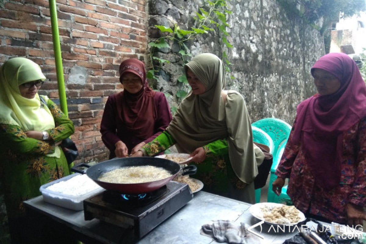 UMM Bimbing Warga Magelang Budi Daya Jamur