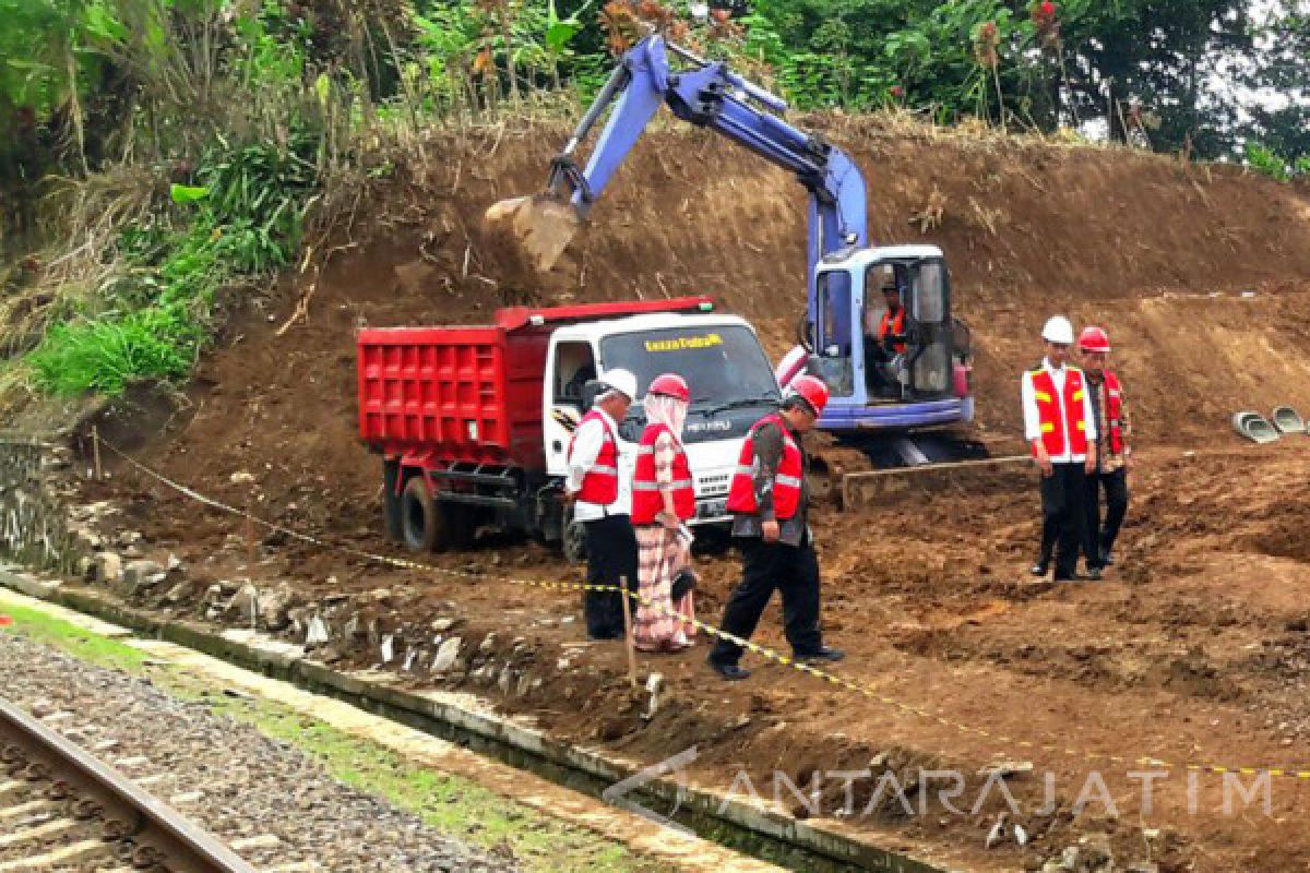 President Lays Cornerstone for Sukabumi-Bogor Double Track Construction