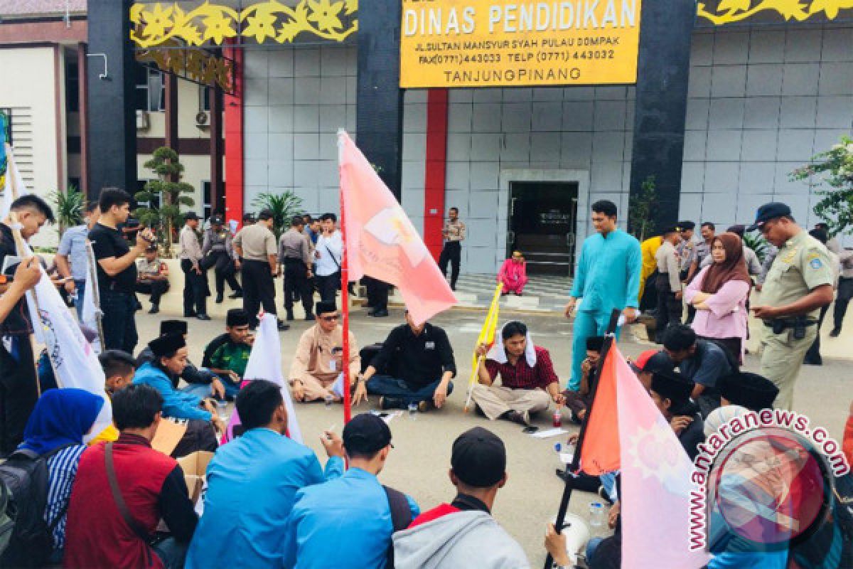 Mahasiswa Unjuk Rasa di Kantor Disdik Kepri