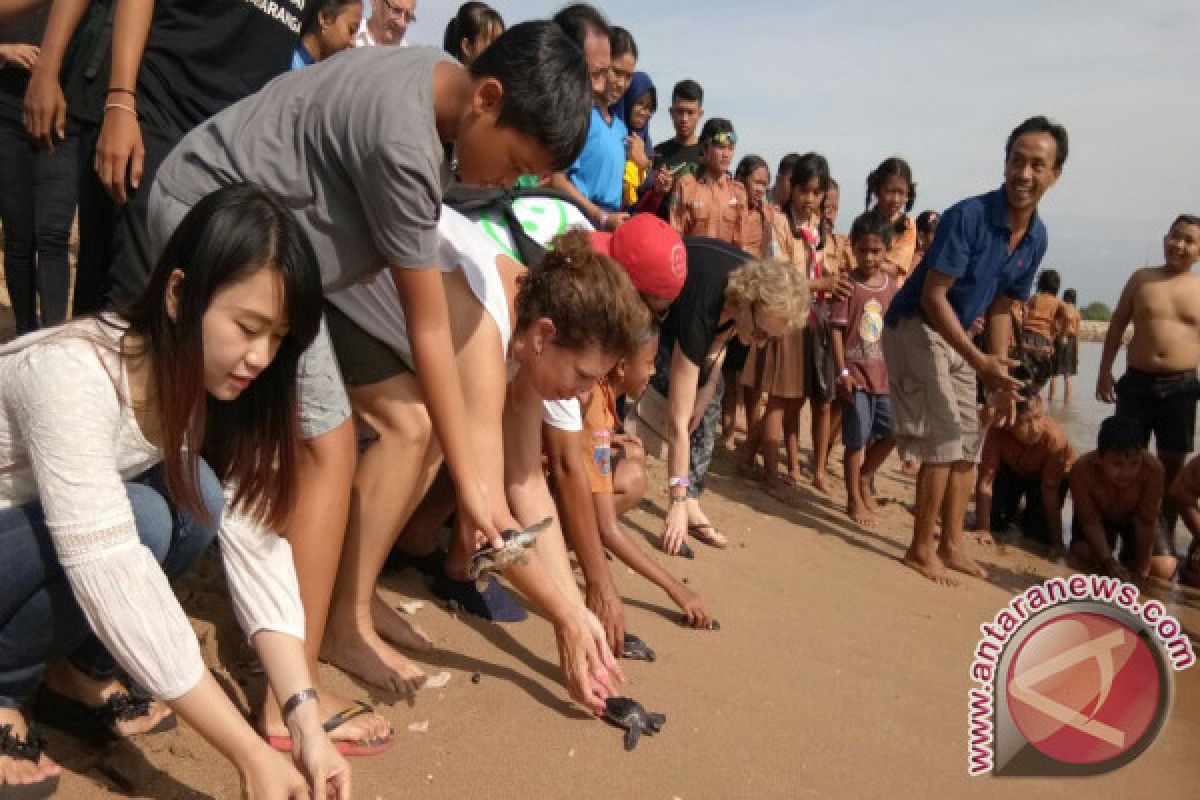 Ribuan siswa Denpasar bersihkan sampah Pantai Sanur