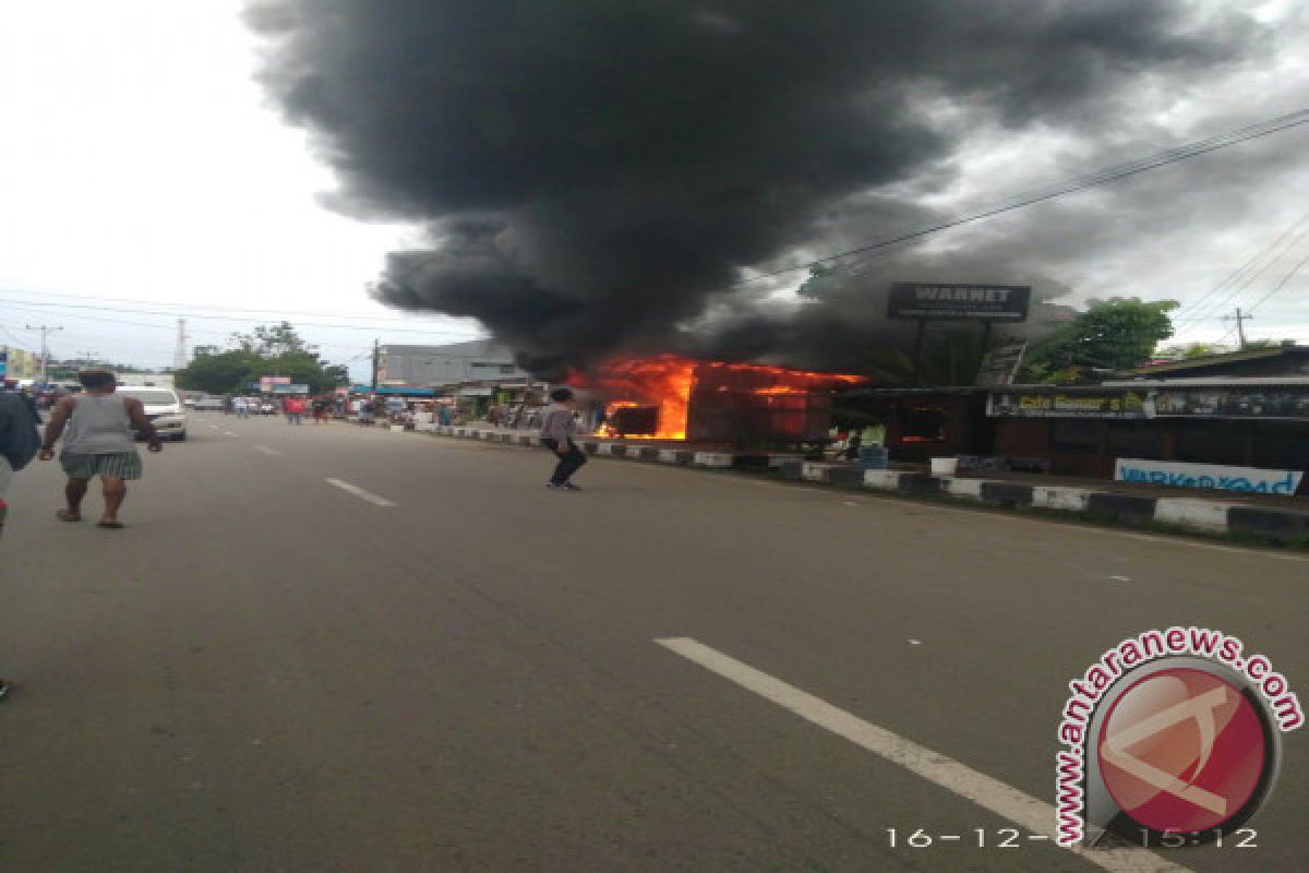 Pompa bensin mini terbakar di Manokwari