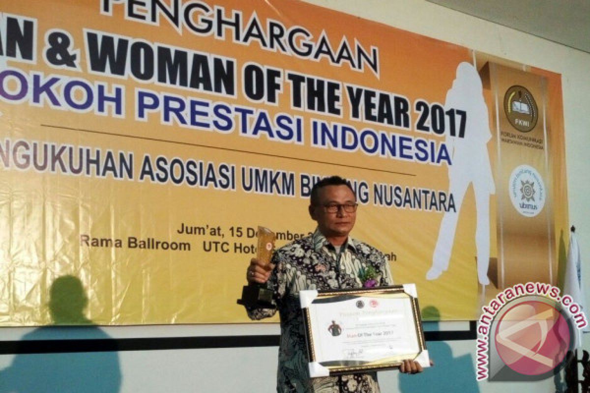 dr. Nanang  Terima Penghargaan Tokoh Prestasi Indonesia