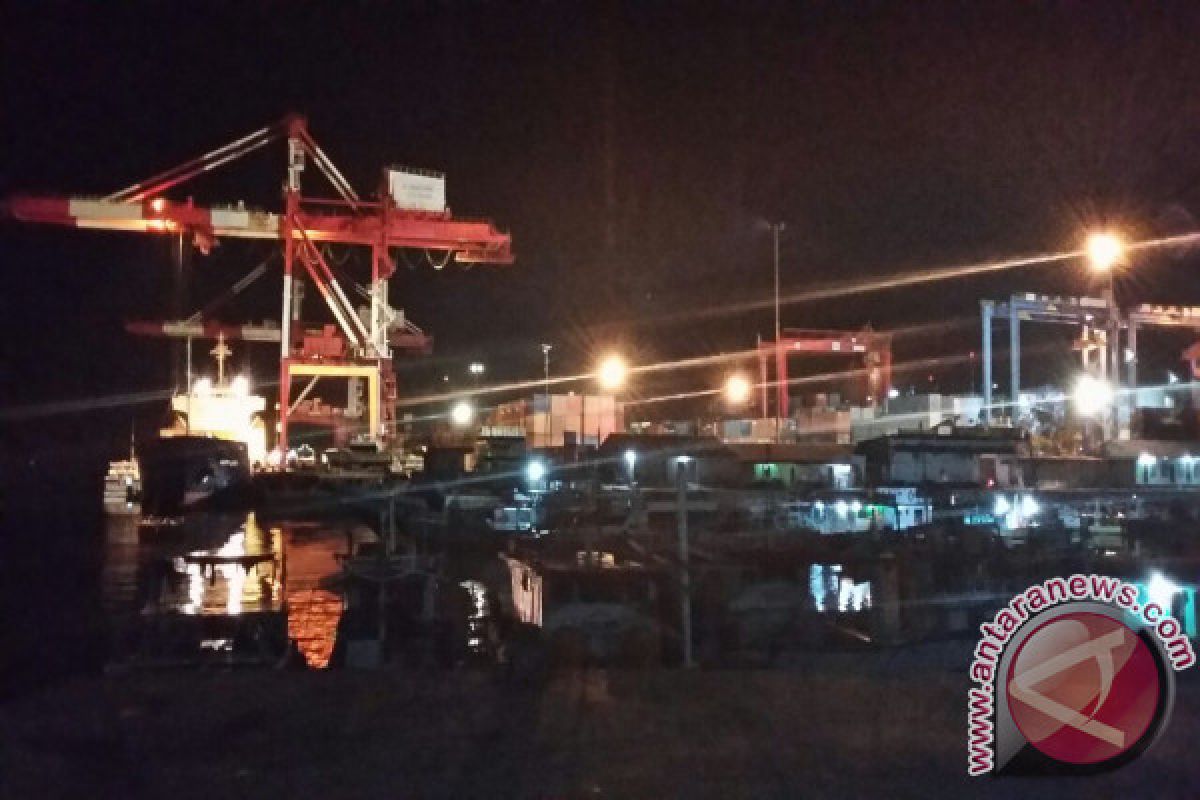 Arus peti kemas di Pelabuhan Tenau Kupang meningkat