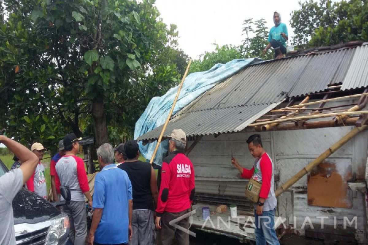 Warga Korban Bencana Puting Beliung Terima Bantuan Pemkab Lumajang