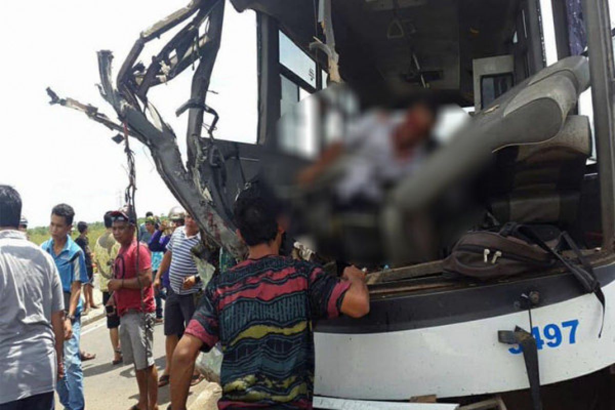Bis Damri Vs Truk Box Alami Kecelakaan Maut di Jembatan Tumbang Nusa