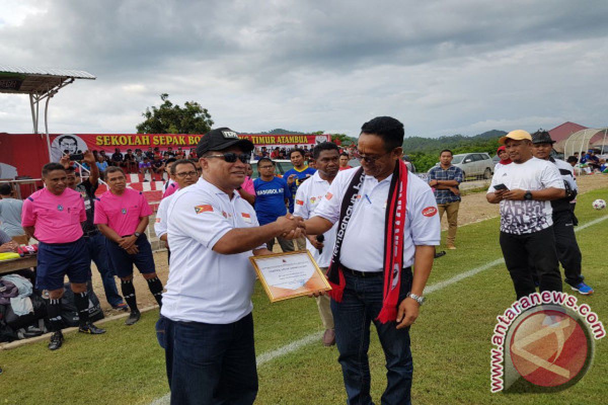 Fary Francis Terima Penghargaan dari Menpora Timor Leste