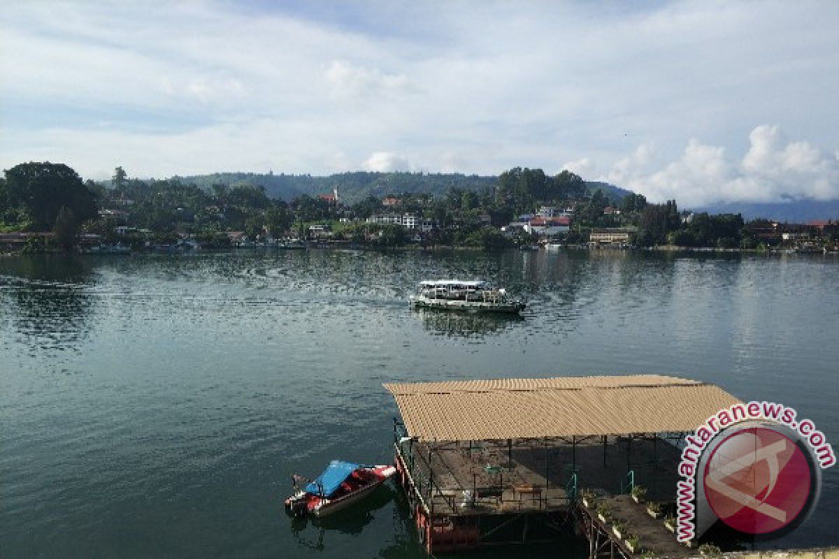 Parapat ramai kunjungan akhir tahun