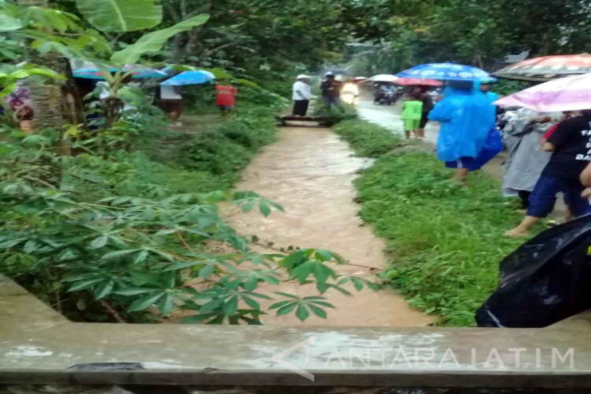 Bermain di Parit, Seorang Balita di Jember Hanyut