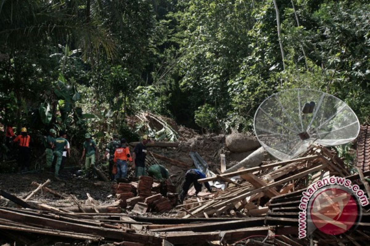 Landslides damage 300 homes in Kulon Progo
