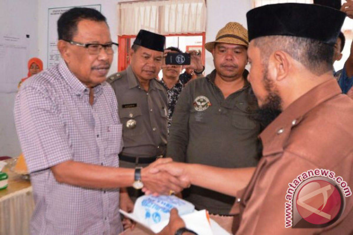 Bupati Sinjai Serahkan Bantuan Dana Darurat Bencana