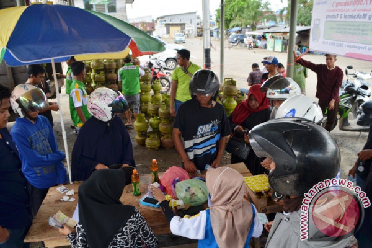 People Rush to Buy 3 Kg LPG