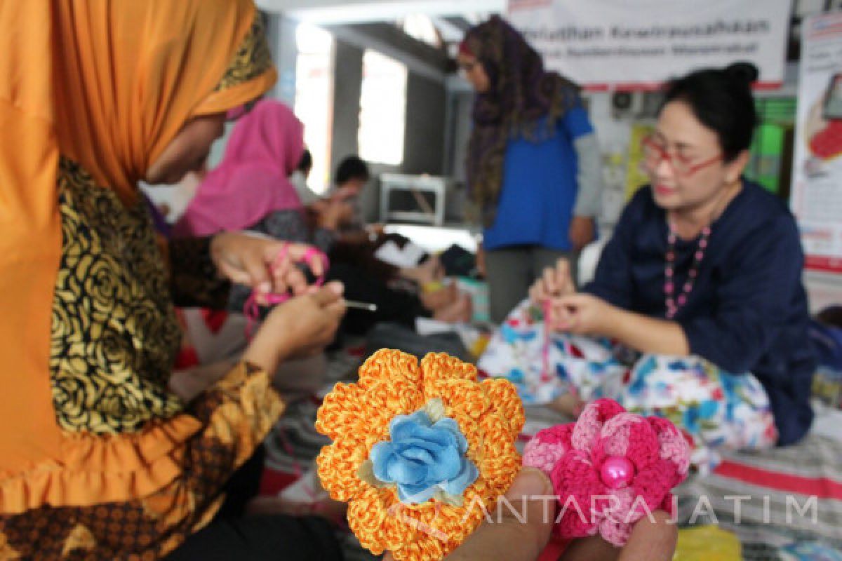  Ibu PKK Kutisari Surabaya Dapat Pelatihan Merajut dari Alfamart