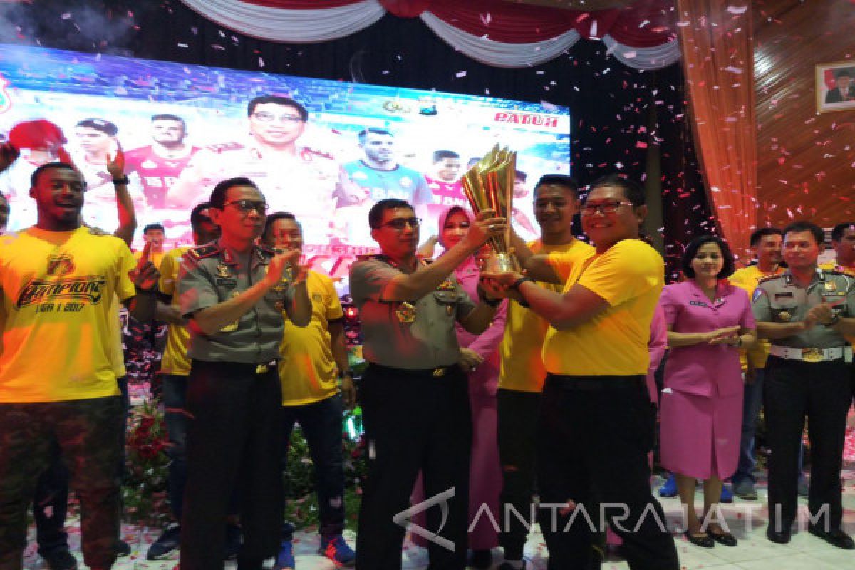 Bhayangkara FC Konvoi Juara Liga I Keliling Surabaya (Video)