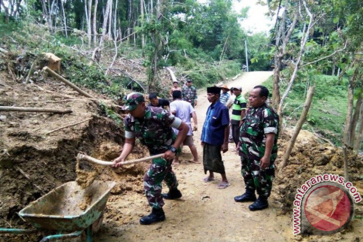 TNI Bersihkan Longsor Jalan Trans Sulawesi