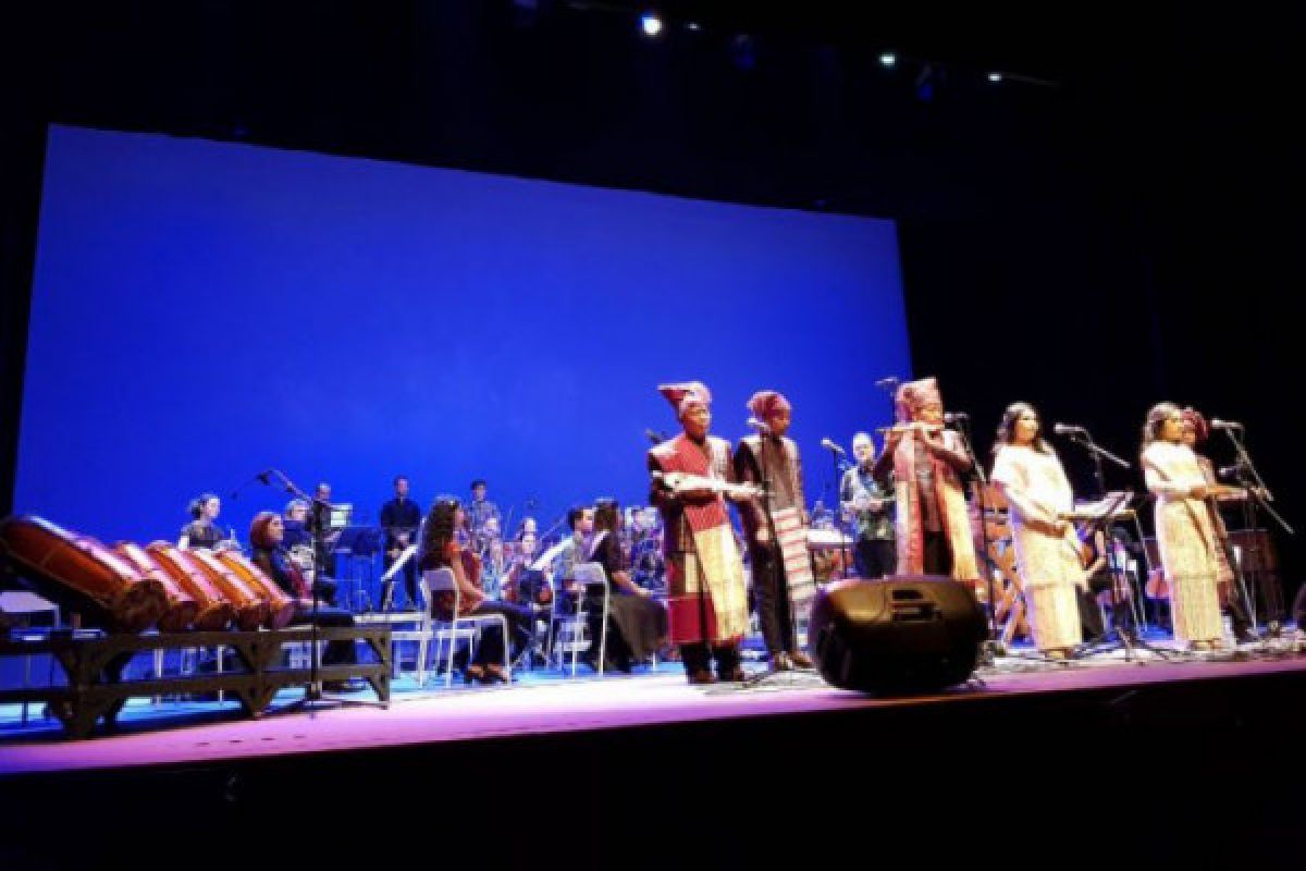 Kolaborasi Musik Tradisional Batak dan Orkestra Spanyol Mendapat Sambutan Penonton