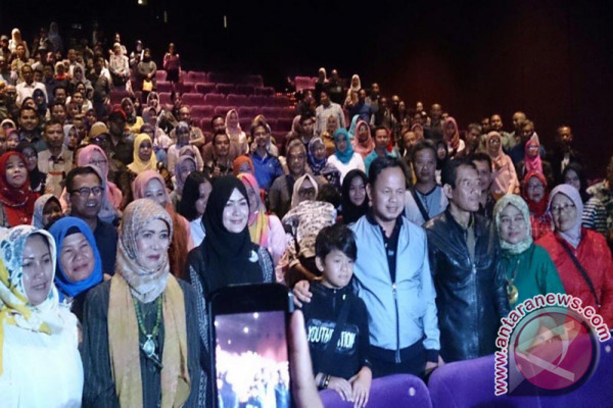 Bima Arya Mendapat Kejutan Ini Saat Nobar Film Chrisye