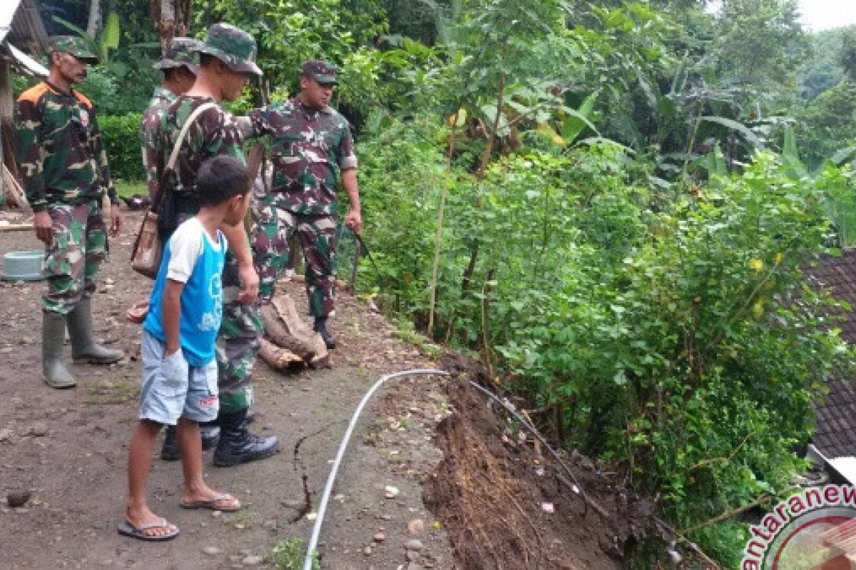 TNI Kerahkan Pasukan Bantu Korban Longsor Jembrana