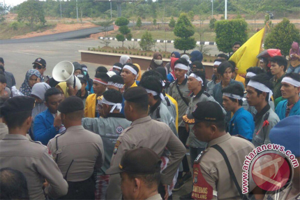 Demo Mahasiswa Bentrok dengan Polisi