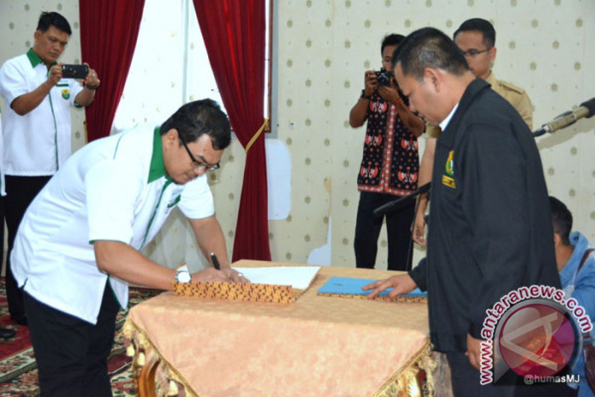 Bupati Masnah Lantik Pengurus PBSI Muarojambi