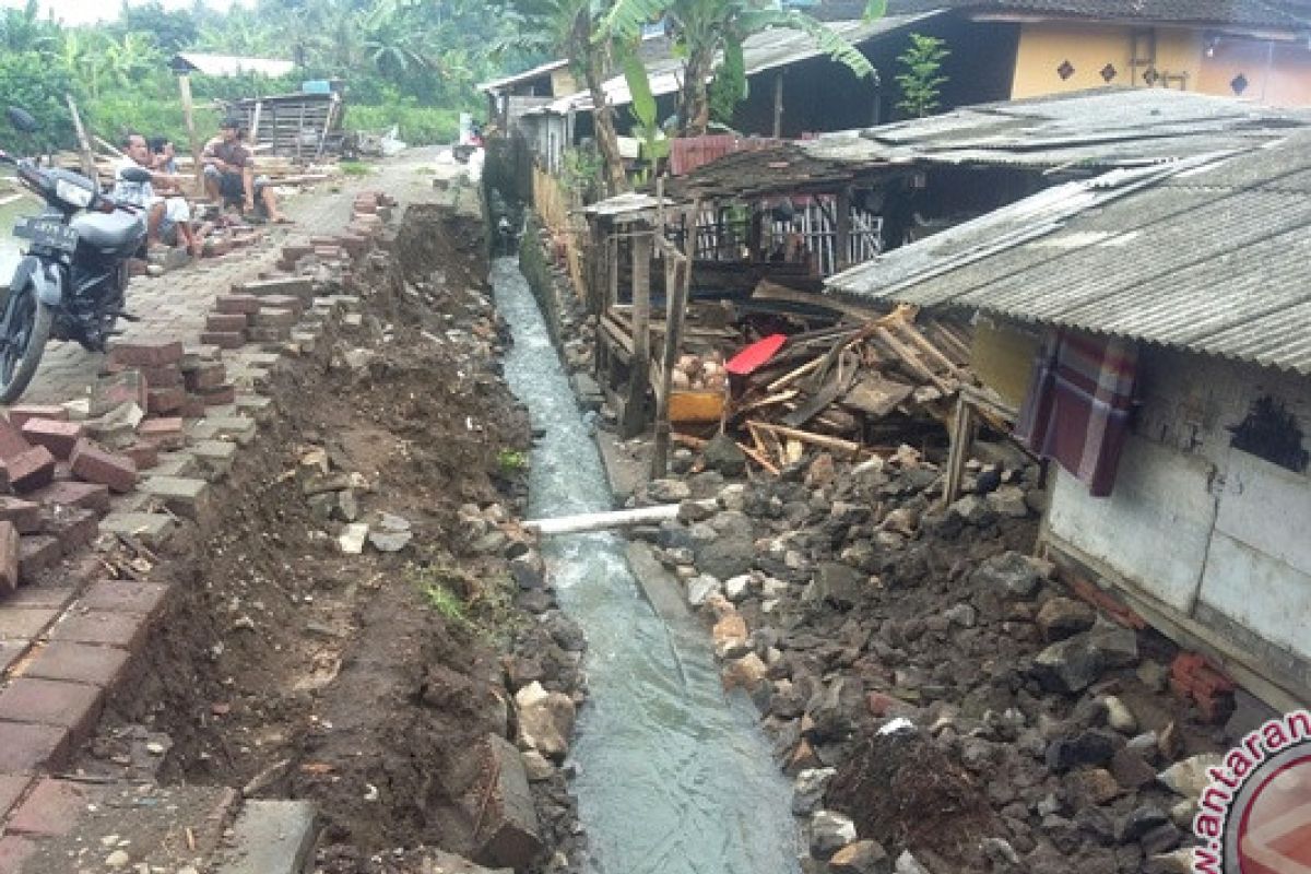 Rumah Warga Kebanjiran Akibat Senderan Sungai Amblas