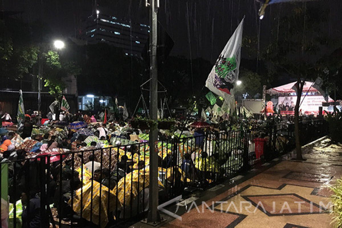 Ribuan Jemaah Hadiri Surabaya  Bersholawat di Gedung DPRD Surabaya (Video)