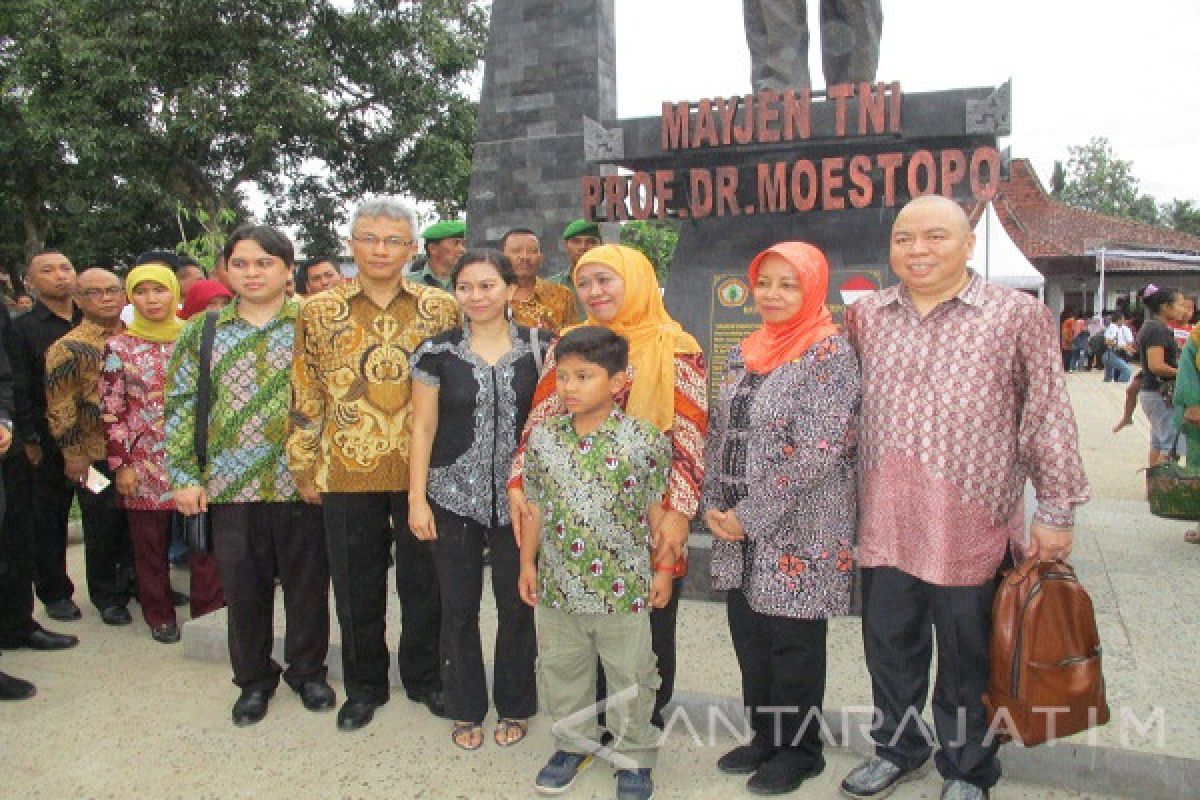 Mensos Khofifah Resmikan Monumen DR Moestopo di Kediri (Video)