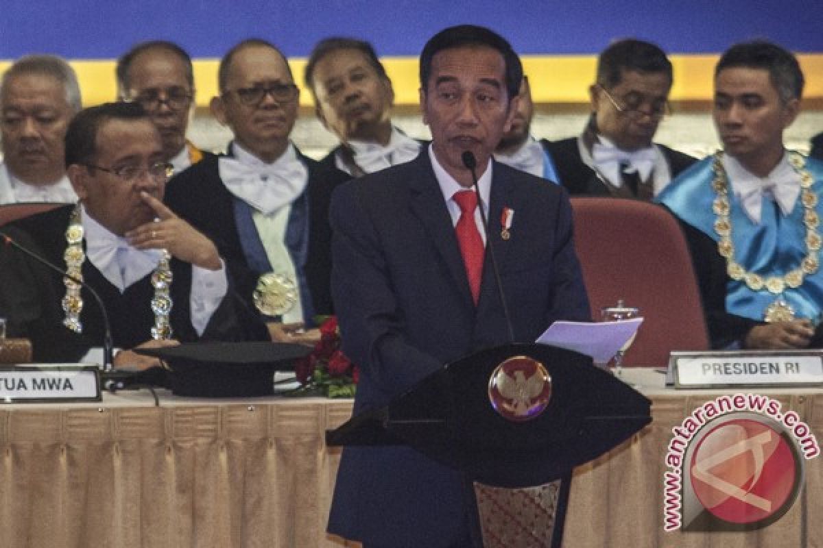 Jokowi berharap UGM tidak terjebak pada rutinitas