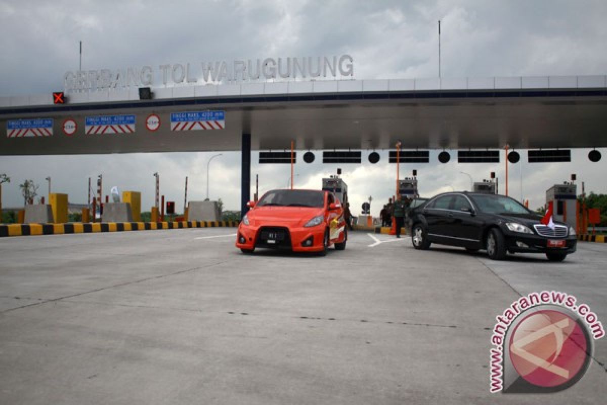 President tries electric car on Sumo Toll Road