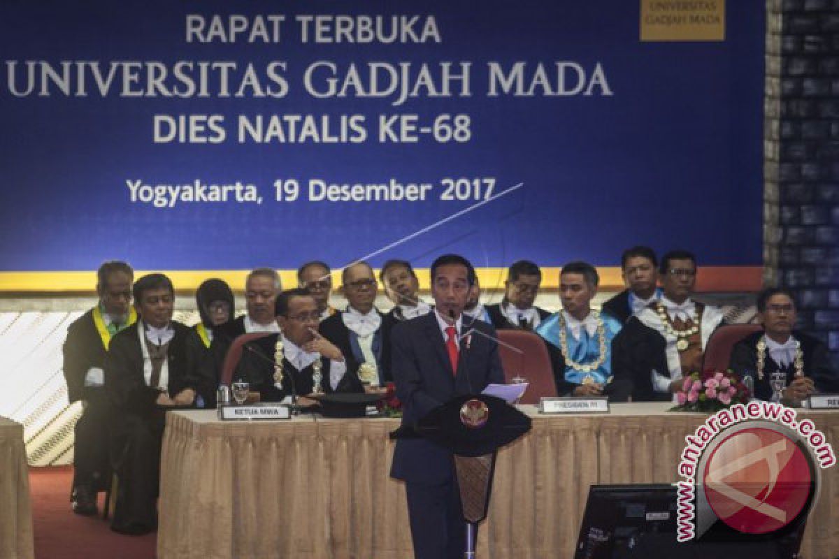 Presiden Jokowi Sapa Dosen Pembimbingnya Saat di UGM