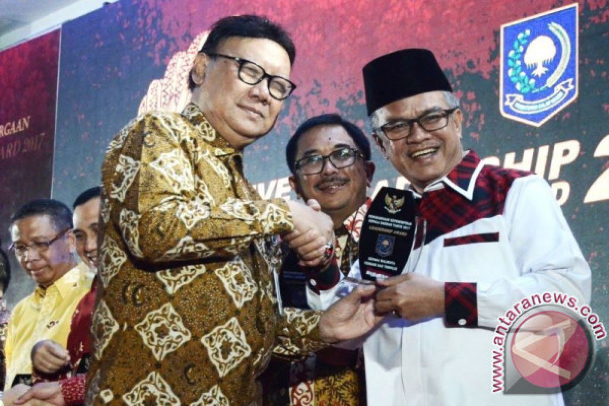 Syaharie Jaang Raih Leadership Award 2017