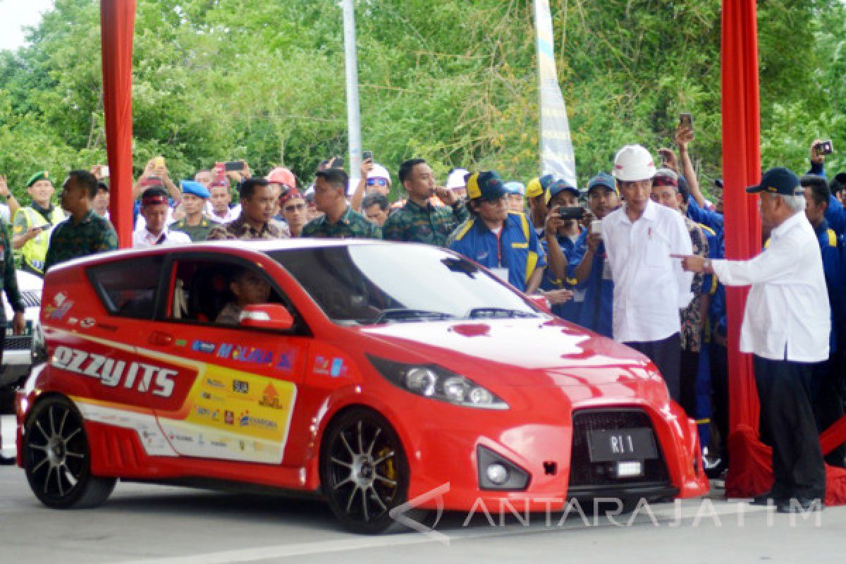 Presiden Gunakan Mobil Listrik ITS Lewati Tol 