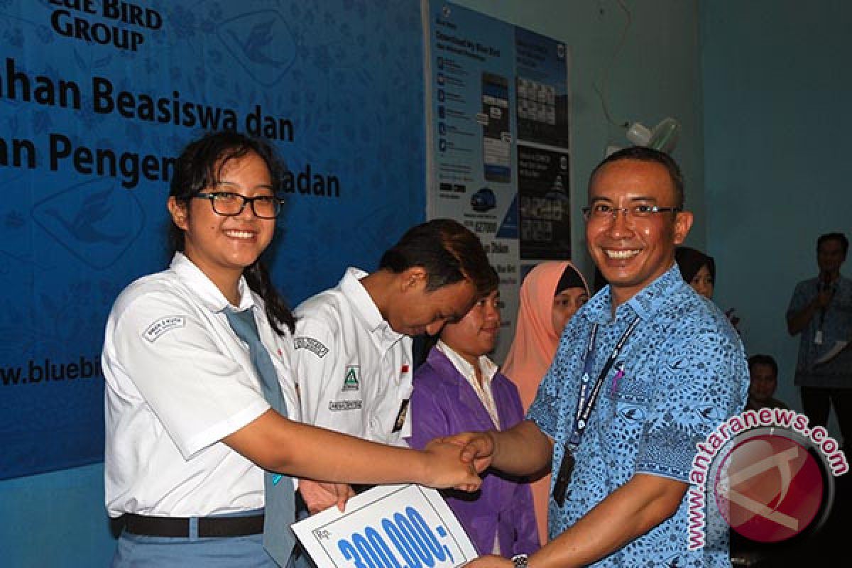 600 Mahasiswa NTB Memperoleh Beasiswa Blue Bird 