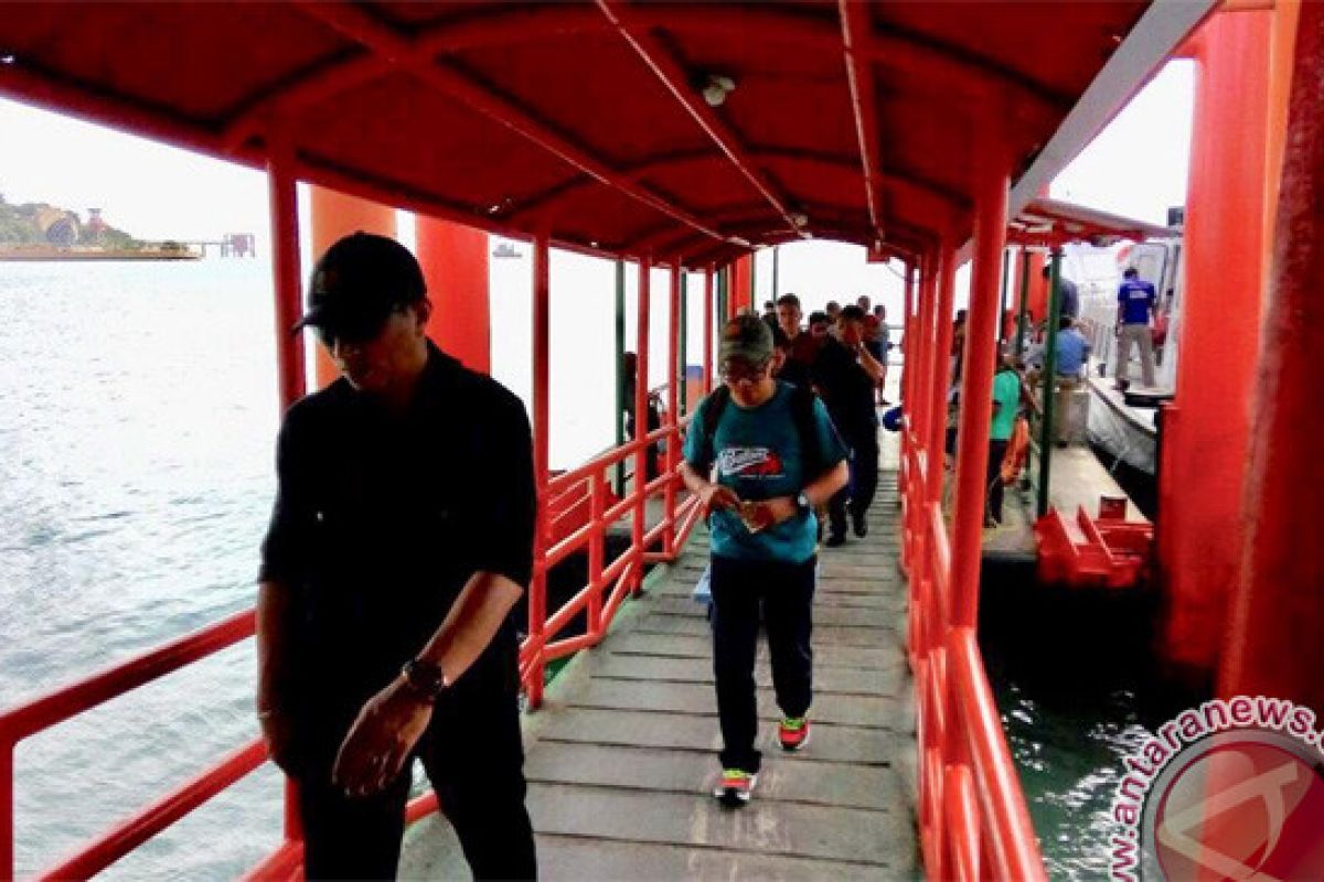 Ratusan warga padati Pelabuhan Sri Bintan Pura