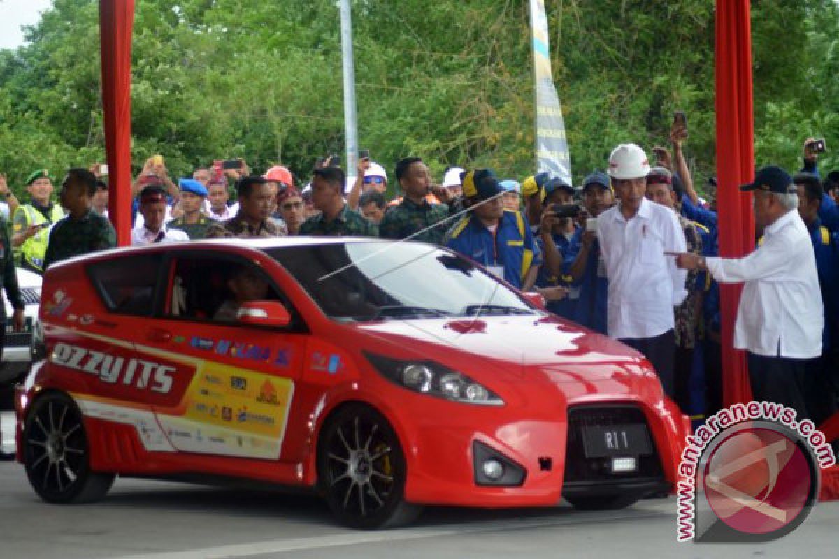 Presiden Coba Mobil Listrik di Jalan Tol