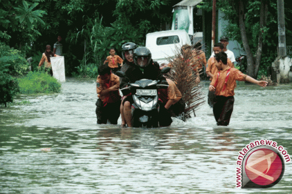 Banjir Besar Di Jombang, Ketinggian Air Sampai 2 Meter - ANTARA News ...