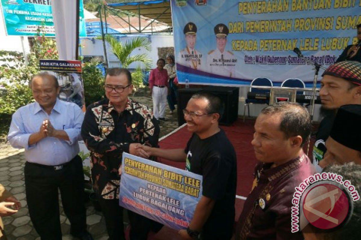 Nasrul Abit Encourages Fishermen's Wives To Be Catfish Farmers