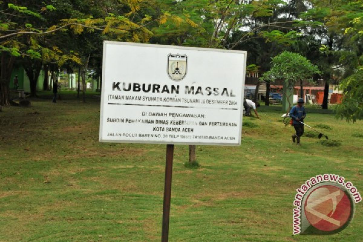 Warga doa bersama di kuburan massal korban Tsunami