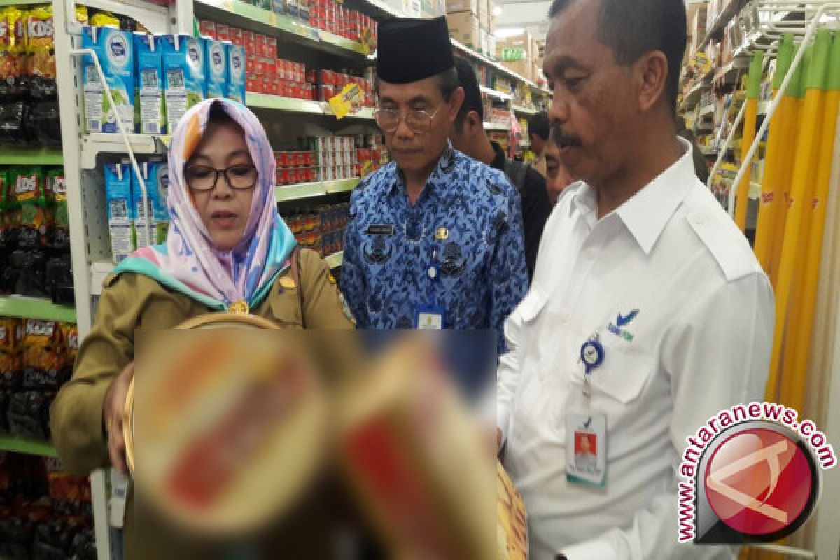 Tim Gabungan Razia Produk Makanan Di Pasar Swalayan 