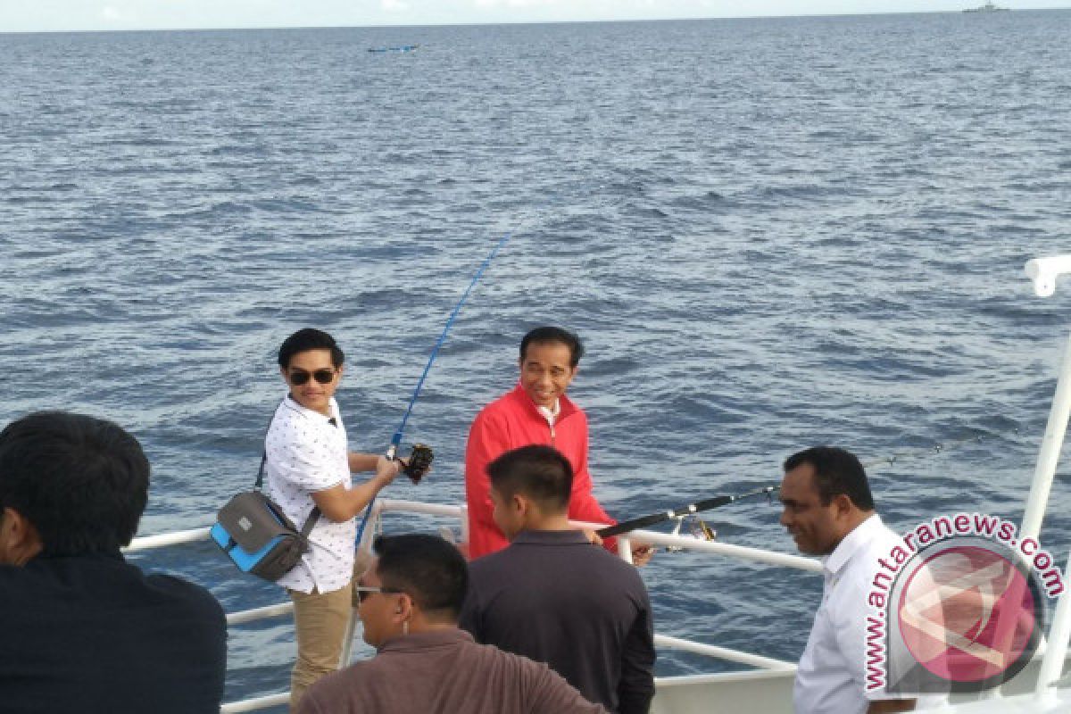 Jokowi Goes Fishing in Raja Ampat